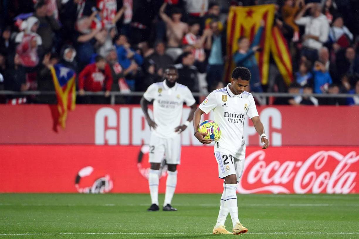Rodrygo caminando cabizbajo tras la derrota del Real Madrid.