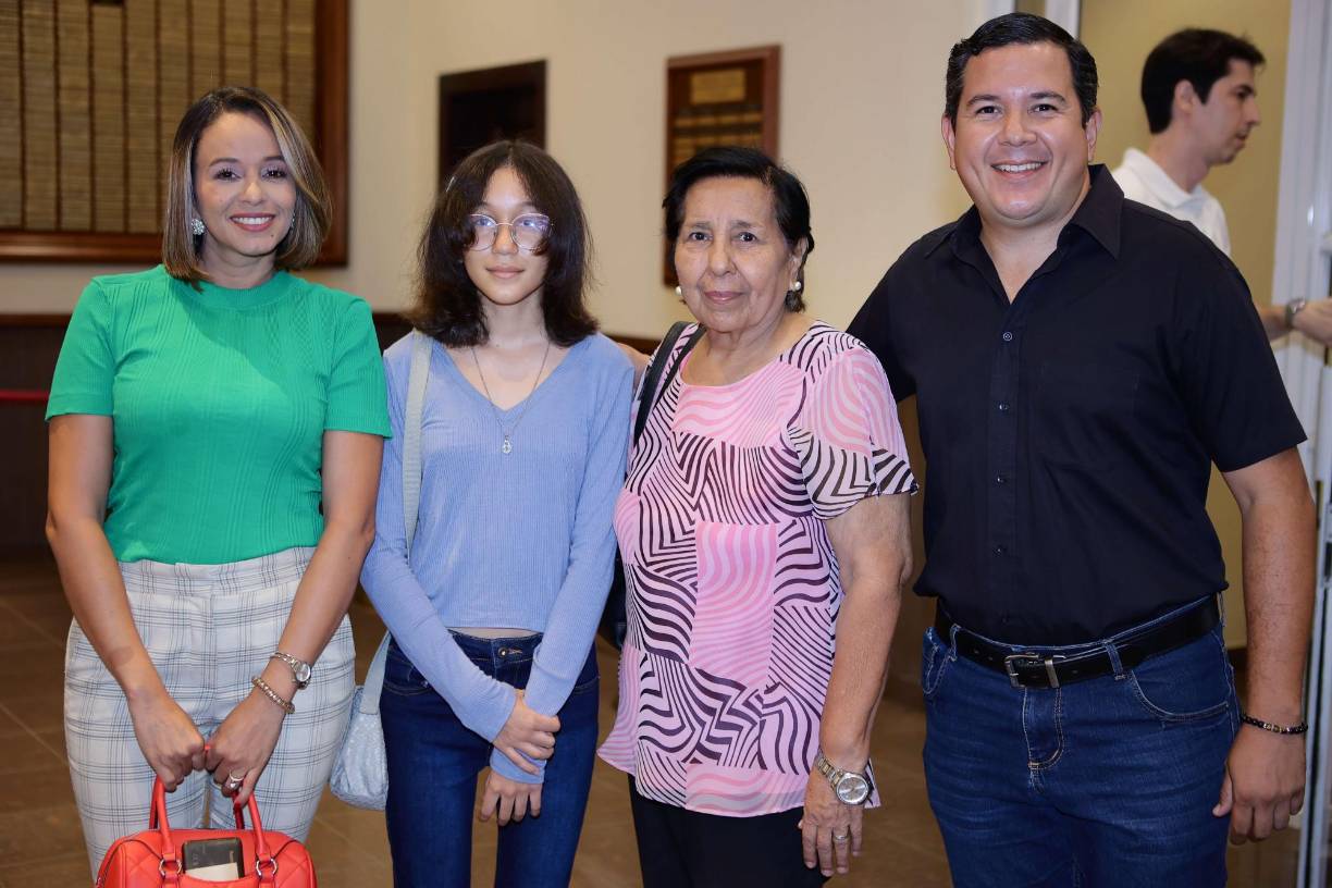 Fanny Ríos, Andrea Lobo, Gloria Torres y Harry Lobo
