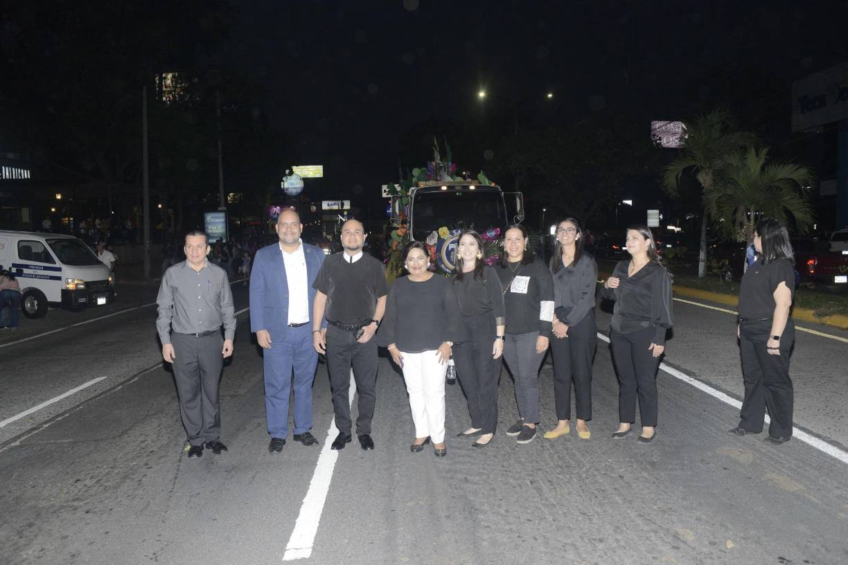 Parte de los docentes durante el recorrido