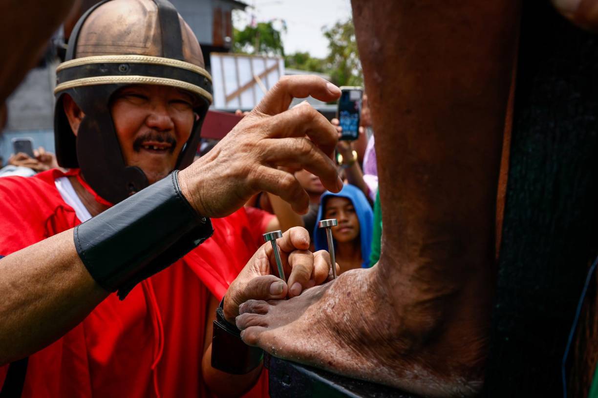 Otra de las localidades que recrearon este Viernes Santo las crucifixiones es Paombong, en la provincia de Bulacan, donde la creyente Precy Valencia fue levantada en la cruz con clavos en las manos y los pies.