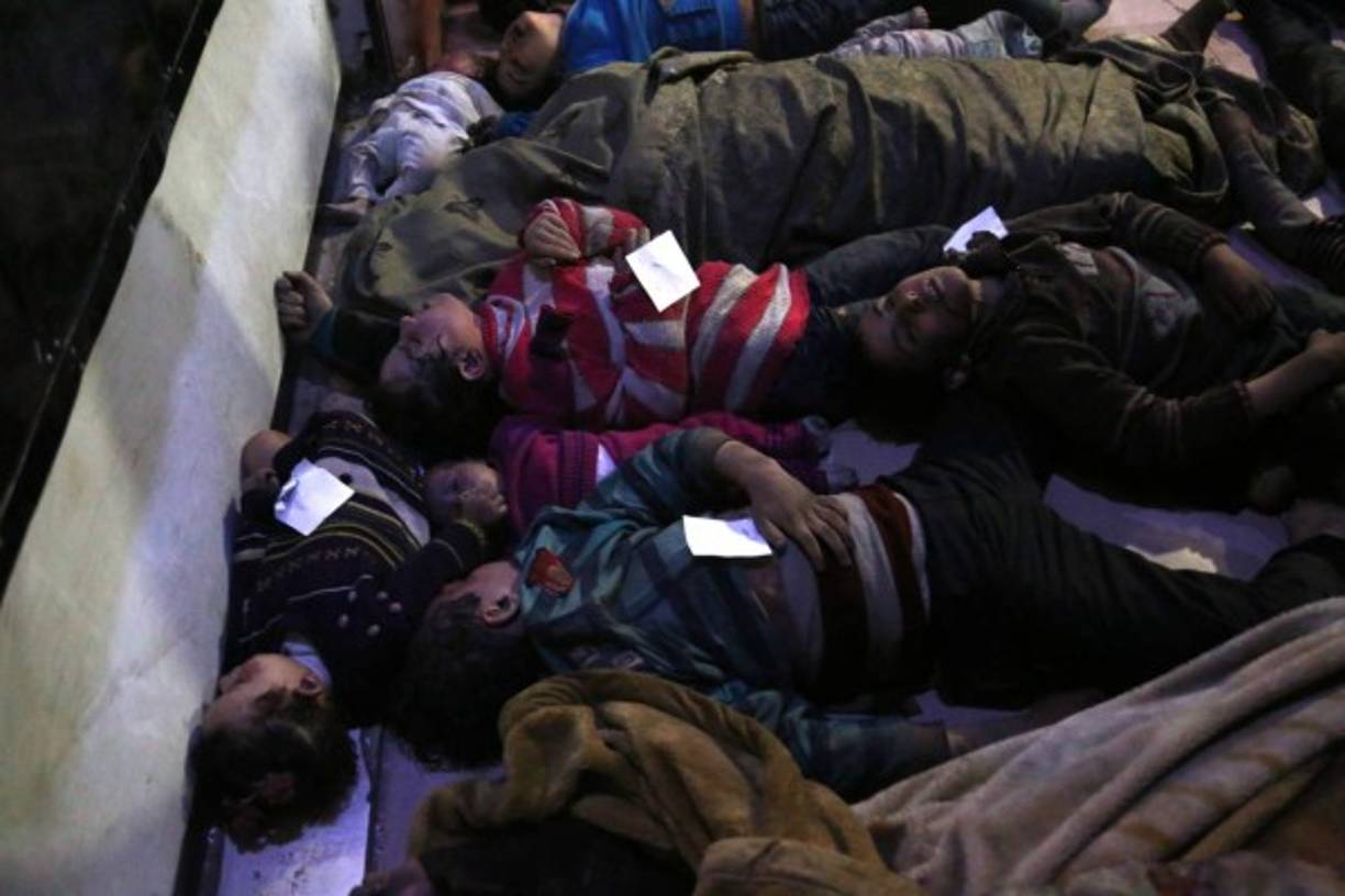 Un video difundido por los Cascos Blancos en Twitter y presentado como grabado luego del presunto ataque químico, muestra una maraña de cuerpos sin vida, incluidos los de mujeres y niños, con espuma blanca saliendo de sus bocas.