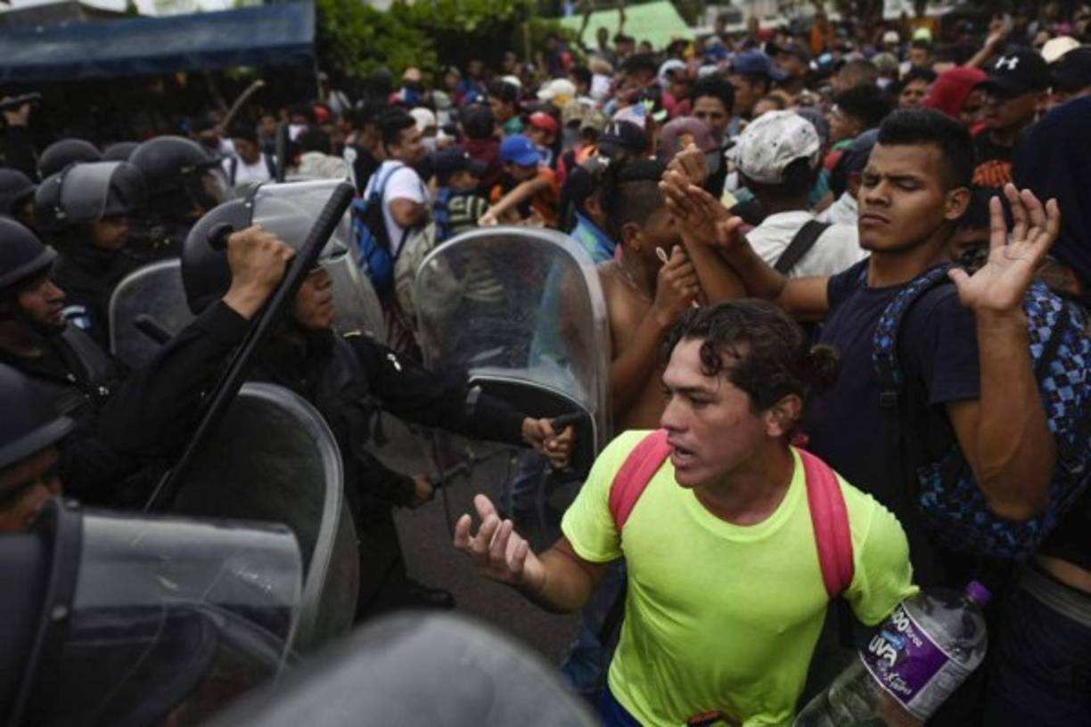 Esta segunda caravana de migrantes está compuesta por más de 1,500 personas que buscan alcanzar al primer grupo que se encuentra estacionado en Oaxaca.