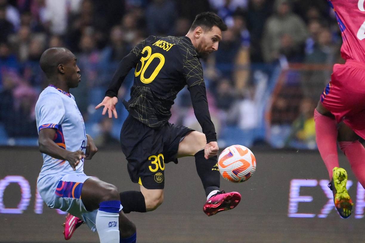 En declaraciones para Marca, el Secretario General de la Federación Saudí de Fútbol, habló de la posible llegada de Messi a la liga árabe. “En este momento nosotros no sabemos nada, aunque no escondo que, como Federación saudí, nos gustaría tener a Leo Messi algún día en nuestro fútbol. No descartamos esa posibilidad”.