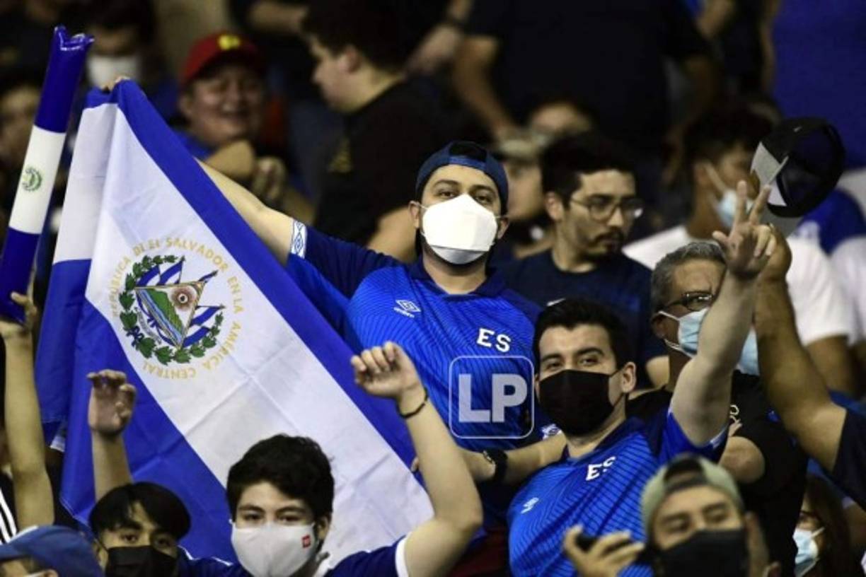 Los salvadoreños animaron de principio a fin a su selección.