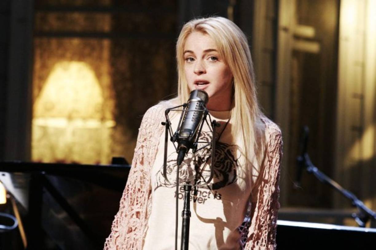 Su otra pasión: la música<br/>Lohan lanzó una carrera en la música pop en 2004, con su álbum debut Speak, y siguió con A Little More Personal (Raw), en 2005. Sin embargo, ninguno fue bien recibido por críticos y fans. El año pasado lanzó el sencillo 'Back To Me', el cual se escuchará en su nuevo álbum, aún sin fecha definida de estreno.<br/>