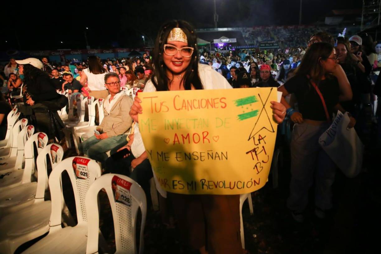 Varios integrantes de “La Tribu” llegaron con fervientes mensajes al estadio Chochi Sosa de Tegucigalpa.