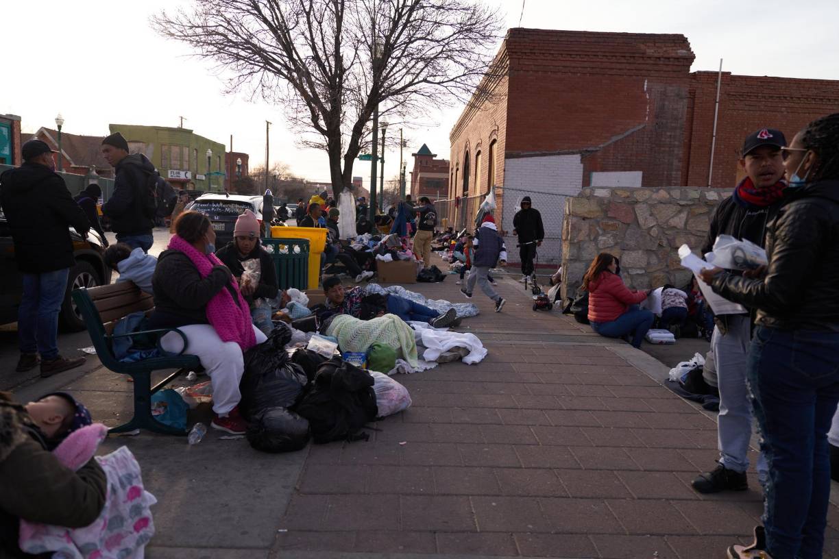 El fin de semana pasado, Oscar Leeser, alcalde demócrata de la ciudad fronteriza texana de El Paso, declaró el estado de emergencia debido a la llegada masiva de migrantes a la ciudad cruzando la frontera con México, esto como resultado de la crisis humanitaria.
