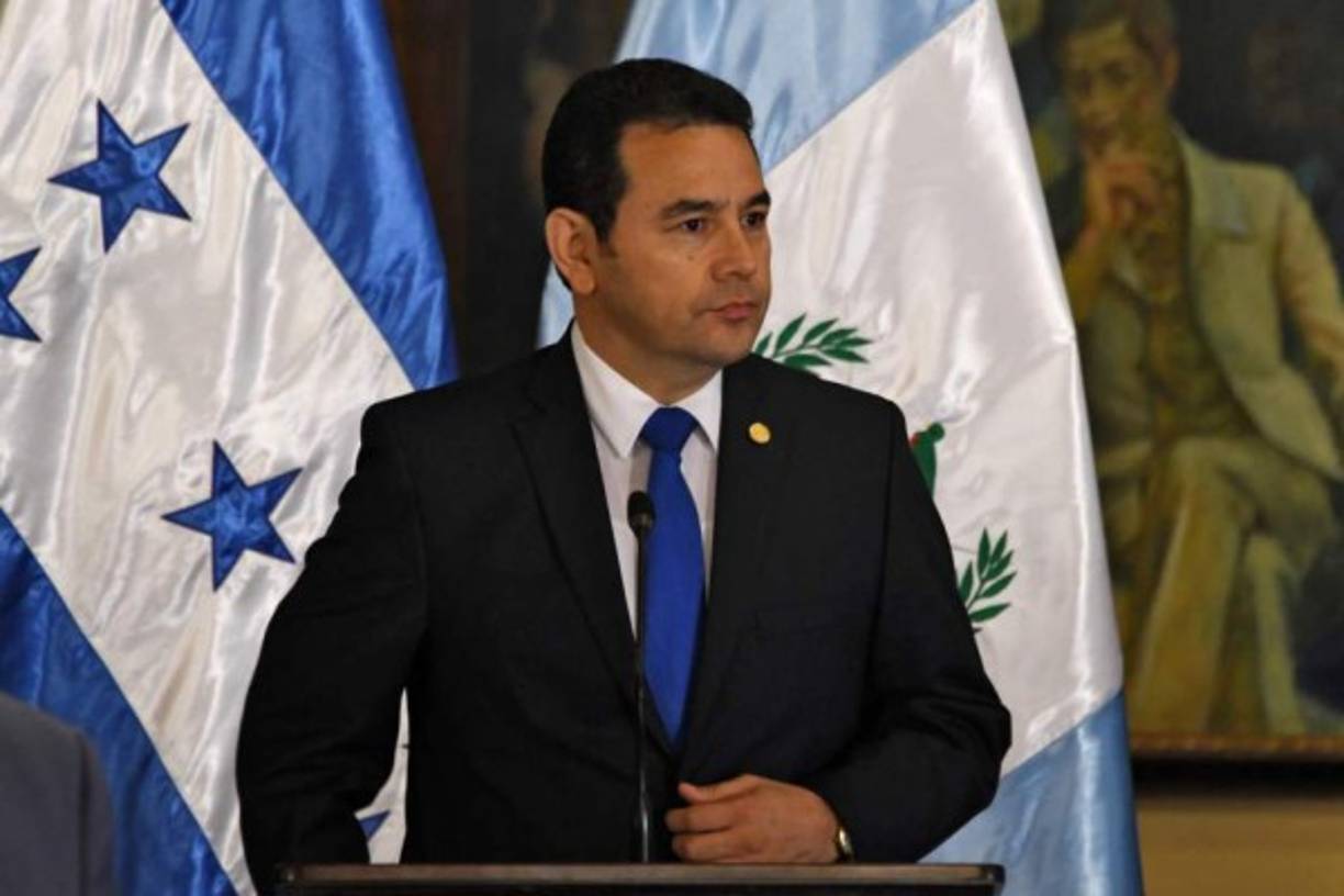Masajes, ropa deportiva, pastillas para el aliento, gafas de marca, whisky o ron, son algunos de los gastos que el presidente de Guatemala, Jimmy Morales, imputó al Estado durante 2017. Más de 40.000 dólares en 'lujos y regalos' que han indignado a una población empobrecida. La investigación, revelada esta semana por el periódico local Nuestro Diario, muestra como el presidente guatemalteco, el mejor pagado de toda Latinoamérica con un salario mensual de 146.000 quetzales (casi 20.000 dólares), cobró al Estado artículos de uso personal y regalos.