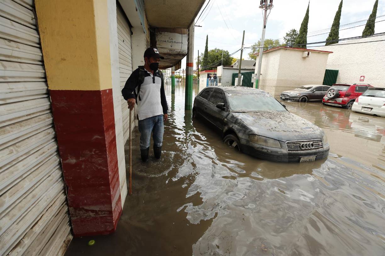 En medio del lodo, apunta los muebles ya inservibles que permanecen flotando y que todavía no sabe cómo va a sacar, pues aunque ha pedido ayuda a los miembros de la Guardia Nacional no la ha recibido todavía.