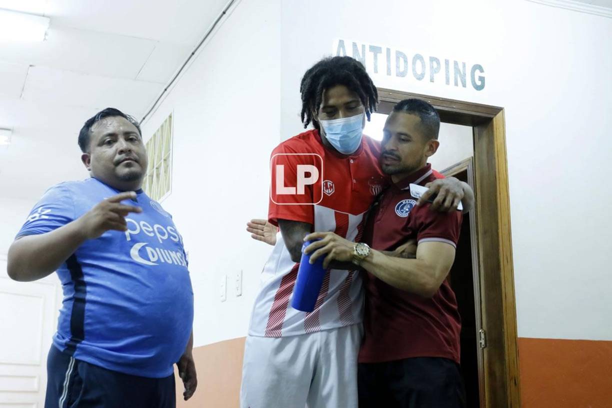 Hubo reencuentros en el estadio Municipal Ceibeño. Henry Figueroa, exmotagüense, abrazando a Omar Elvir, con quien compartió vestuario en el Motagua.