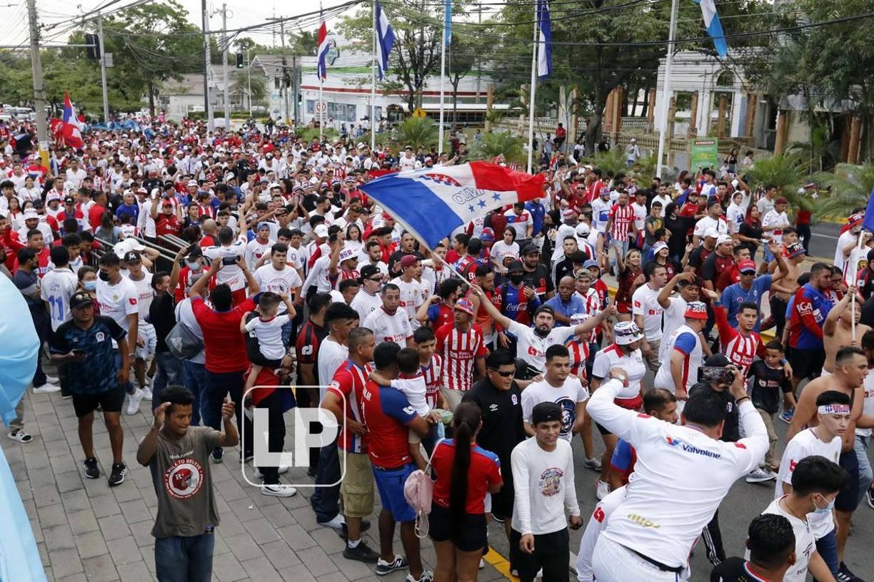 Gran ambiente hizo la Ultra Fiel afuera del estadio Morazán previo al partido.