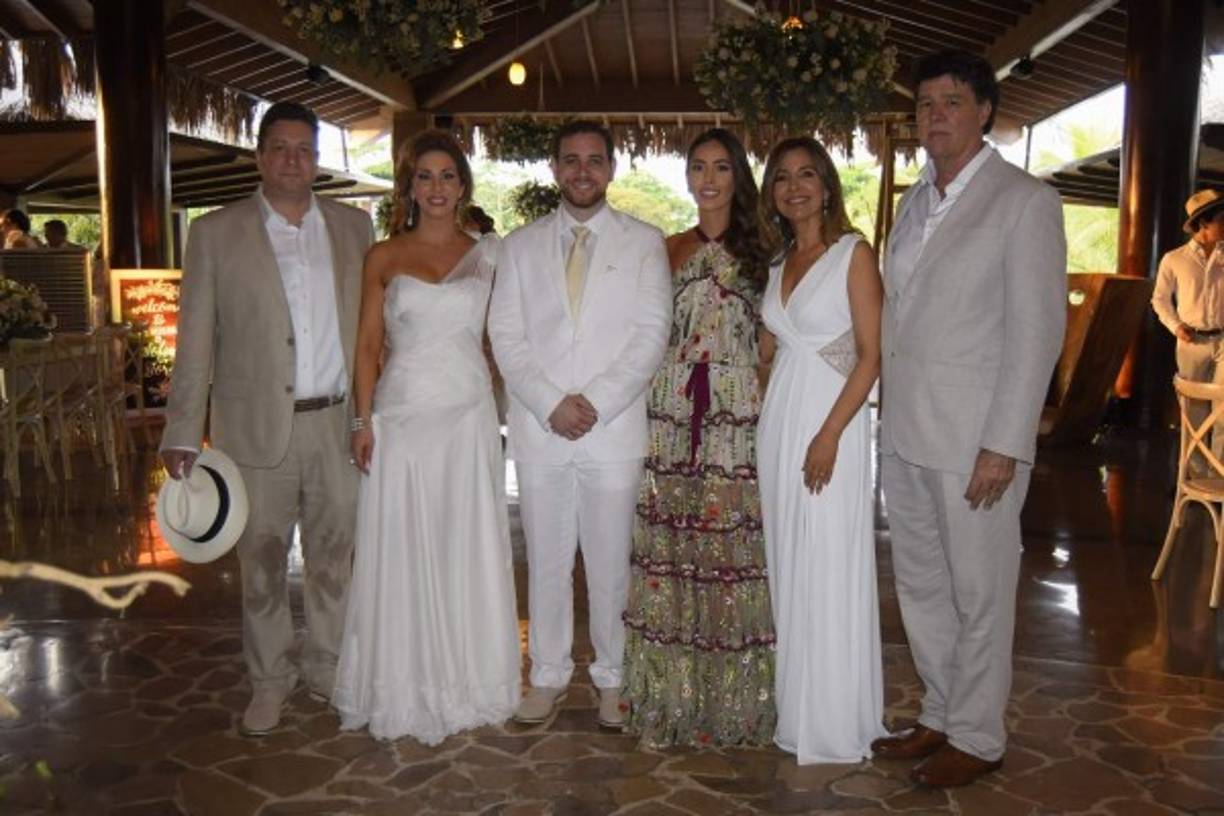 Jorge, Jenny y Jorge Vitanza con Sofía, Carla y Constantino Barletta.