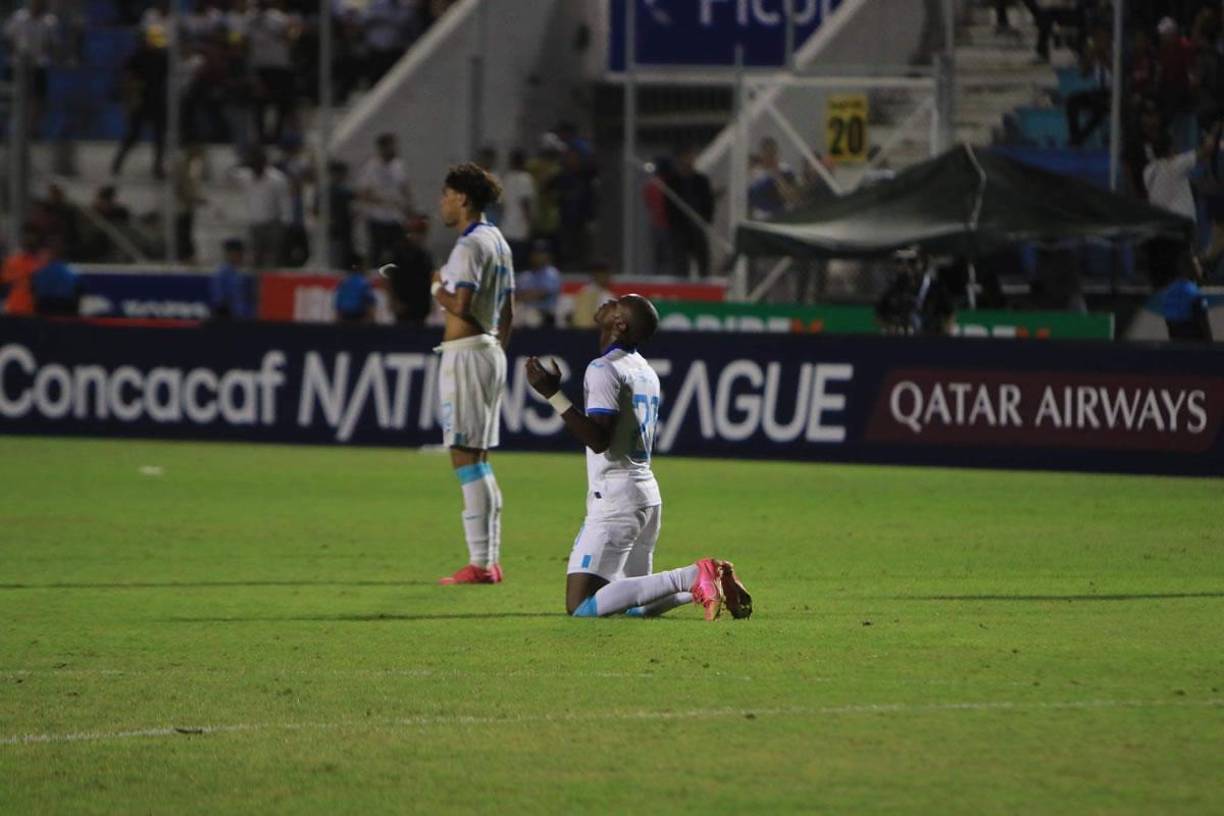 Daniel Carter Bodden, que entró de cambio por ‘Choco’ Lozano, agradeciendo a Dios por el triunfo.