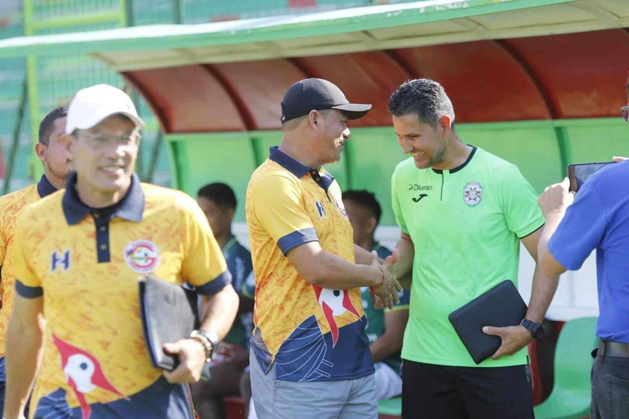 Reynaldo Tilguath, entrenador del Génesis, saludando a Víctor Coello, asistente técnico del Marathón.
