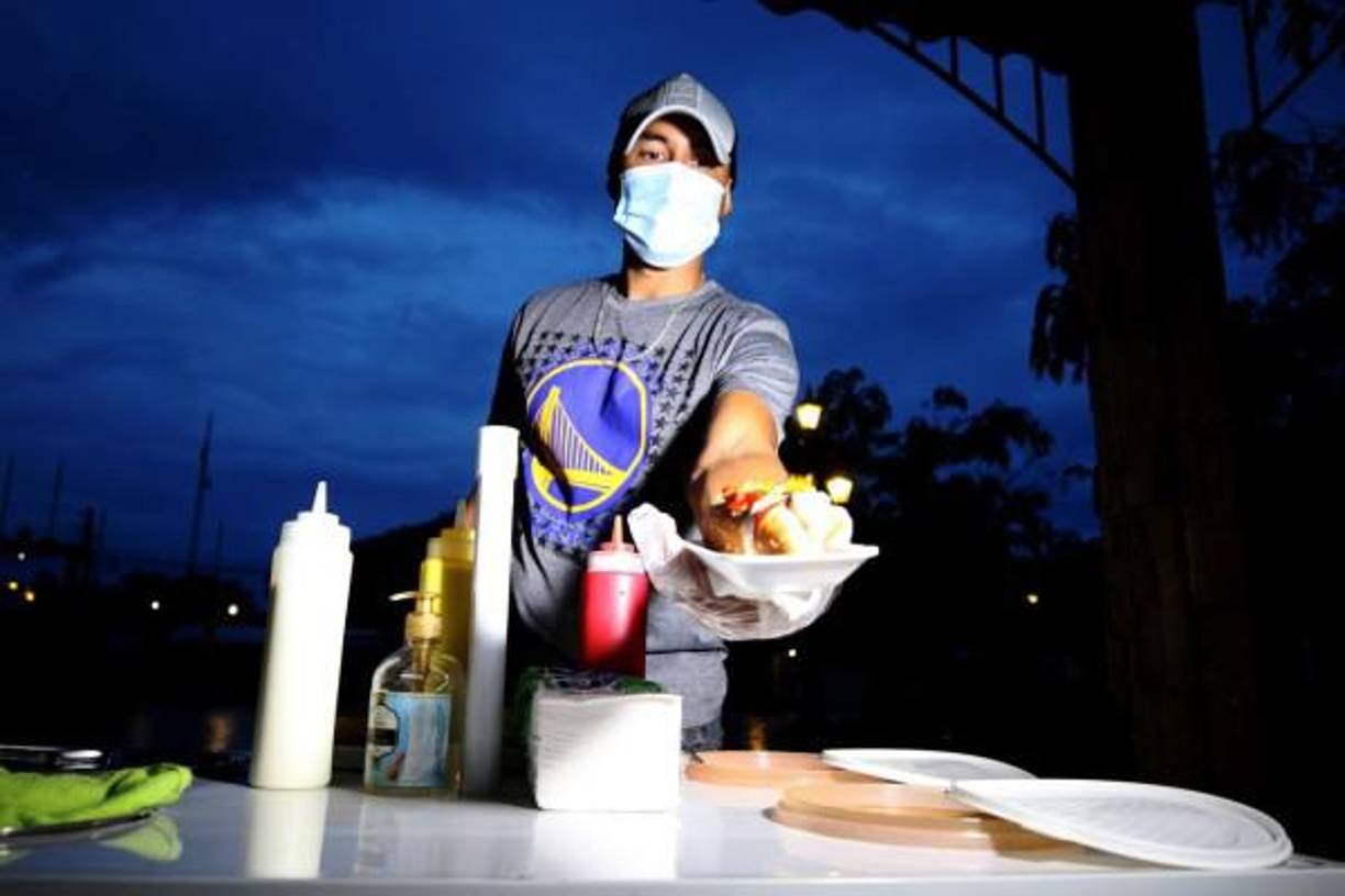 Lázaro Yánez: El defensor hondureño aprendió todo lo relacionado con la venta de HotDogs y lo puso en práctica en San Sebastián, Comayagua.