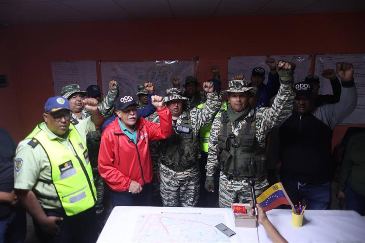 Por su parte, Nahum Fernández, jefe de Gobierno de la capital y vicepresidente de Movilización del Partido Socialista Unido de Venezuela (PSUV), afirmó que en Venezuela “hay sujetos” que están “dedicados” a “generar violencia”, por lo que -agregó- el país se prepara para “la defensa de la paz”.