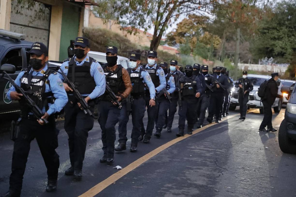 Policía Nacional resguarda la residencia de Juan Orlando Hernández que puede ser capturado en horas