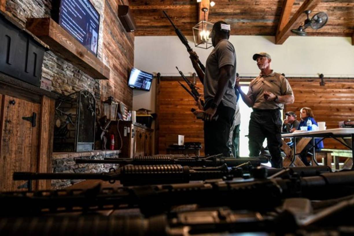 Los precios, en consecuencia, se disparan. Uno de sus clientes dice haber pagado 800 dólares por un fusil semiautomático que normalmente cuesta 493.