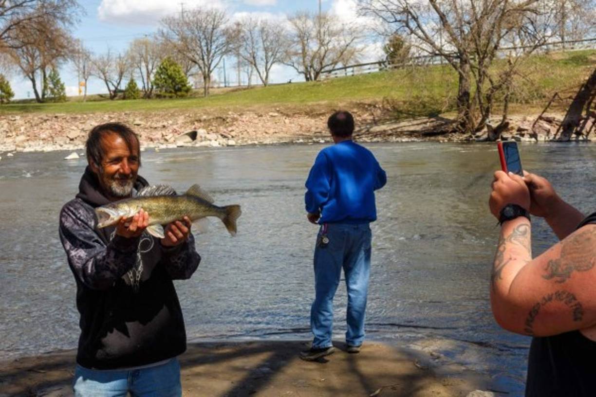People take advantage of a warm spring day to spend time outdoors amid the coronavirus COVID-19 pandemic on April 20, 2020, at the Falls Park in Sioux Falls, South Dakota. - For months, sparsely populated South Dakota watched as the coronavirus ravaged far-off coastal cities. The state now has one of the largest outbreaks in the US, but its governor refuses to impose a lockdown. (Photo by Kerem Yucel / AFP)