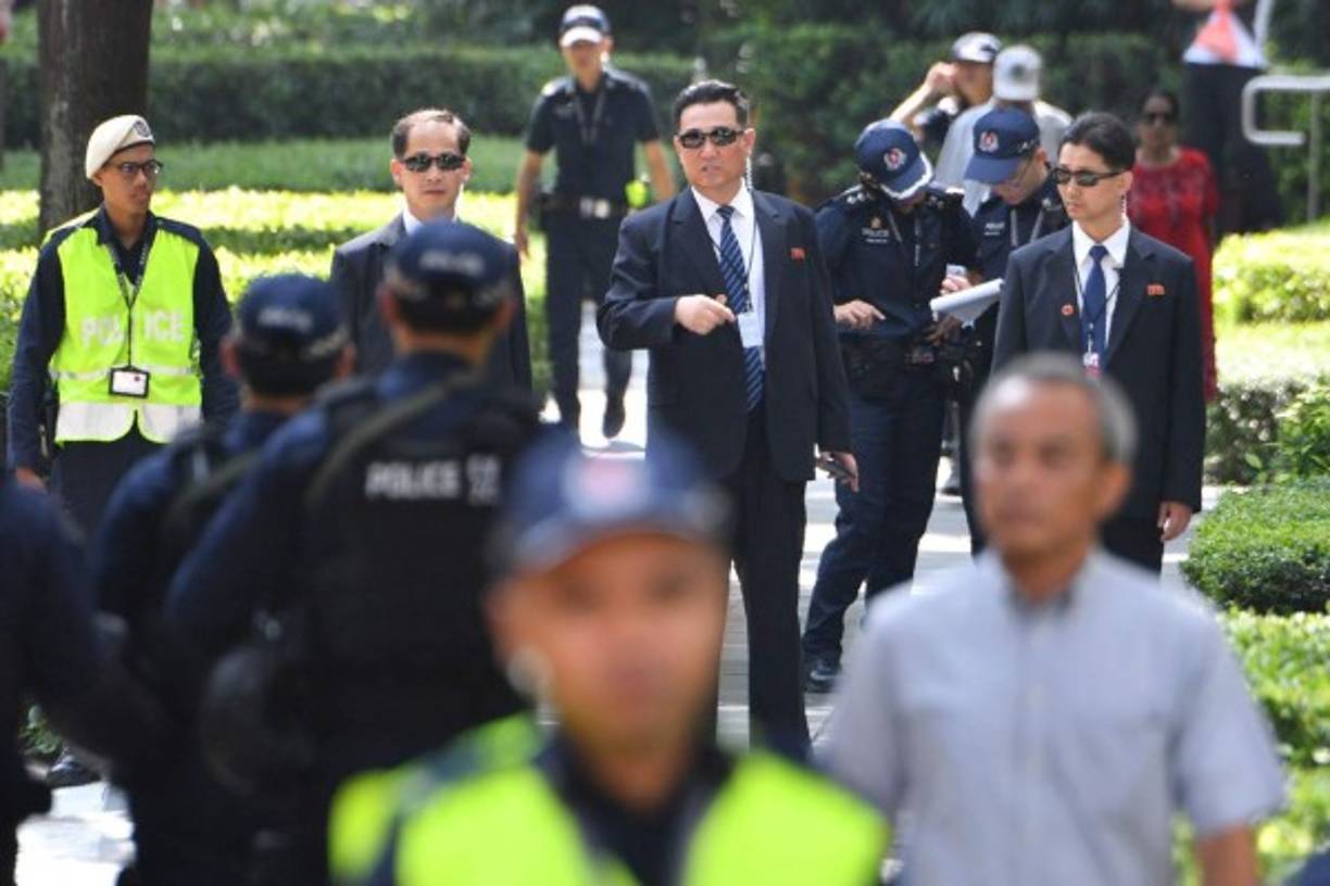 El líder de Corea del Norte suele caminar acompañado de un fornido militar armado.