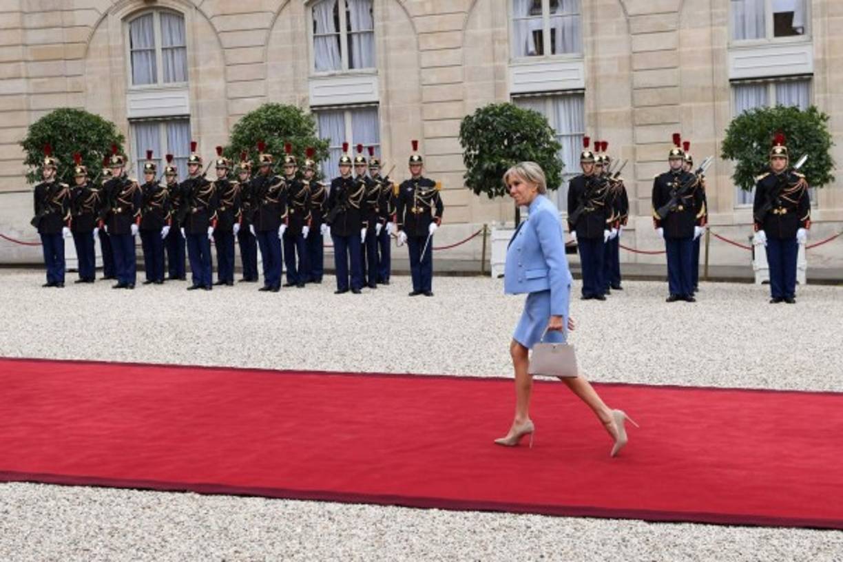 Nacida en Amiens (norte), en el seno de una acaudalada familia pastelera, Brigitte Trogneux parecía prometida a otro destino. Cuando conoció a Emmanuel a principios de los años 1990, estaba casada y era madre de tres adolescentes.