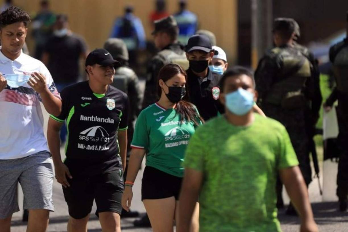 Aficionados del Marathón llegando al estadio Yankel Rosenthal para el clásico sampedrano.