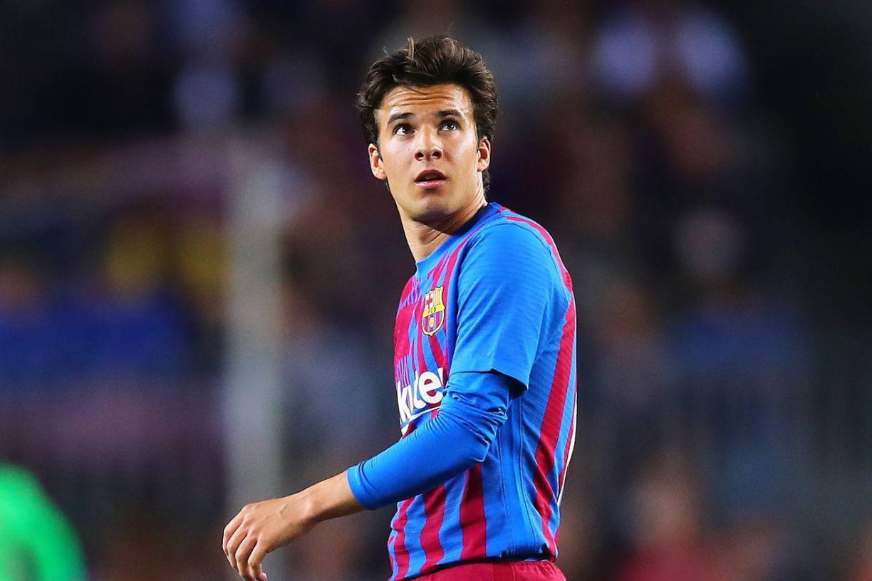 Riqui Puig no entra en el proyecto de Xavi Hernández para la temporada 2022-23 del Barcelona y el canterano está buscando una salida que le garantice minutos. El último nombre al que se ha vinculado al canterano azulgrana es el Benfica, pero en Portugal el diario ‘Record’ niega que el centrocampista esté en los planes del conjunto portugués.