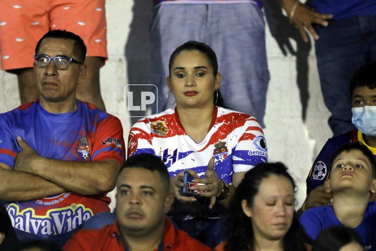 Los aficionados llegaron identificados con la camiseta del Real Juventud.