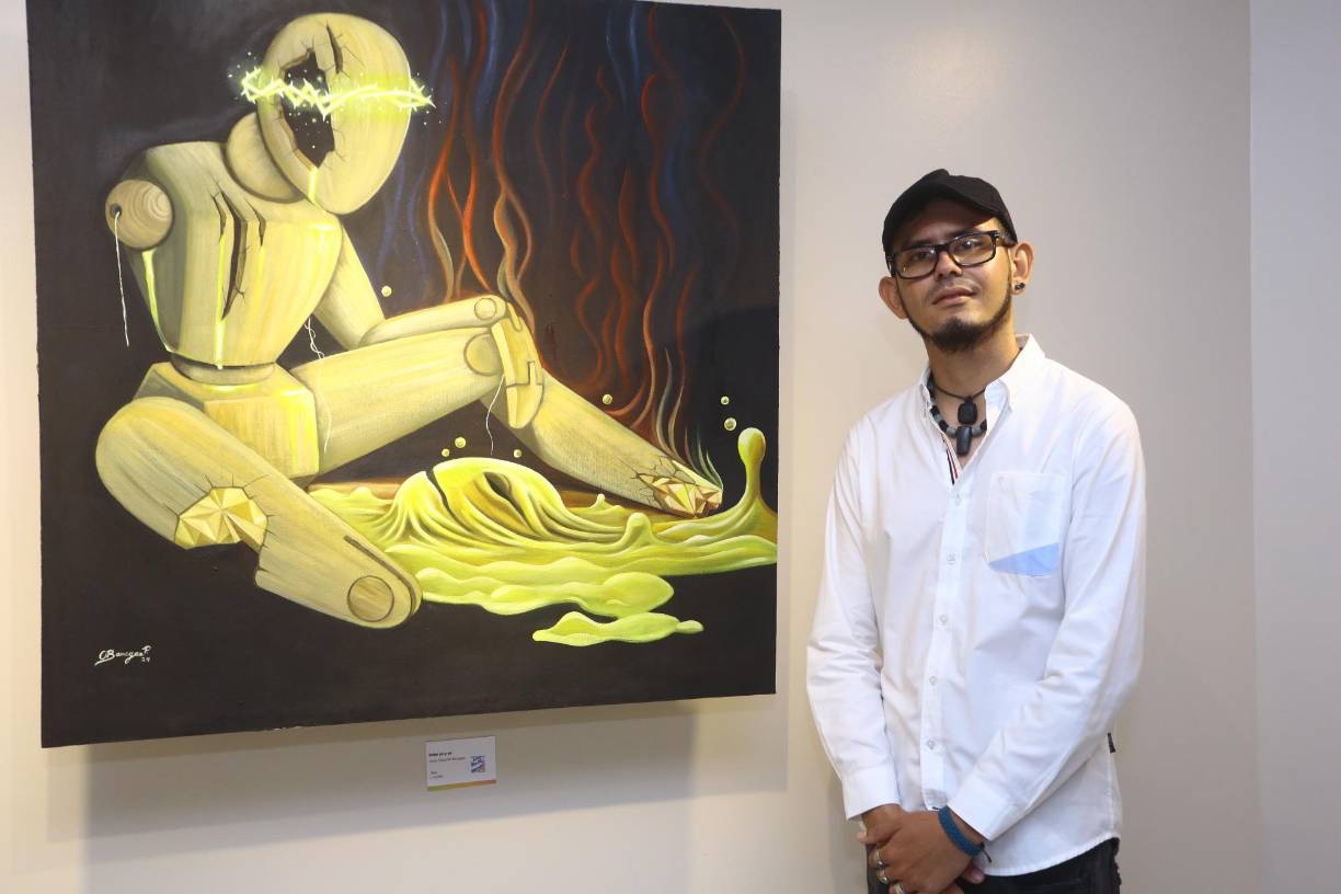 El artista expositor Óscar Banegas y su obra “”Entre yo y yo”