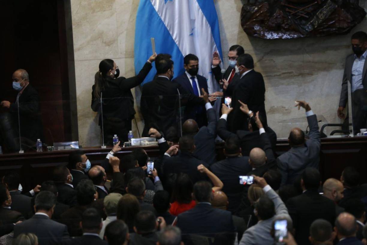 “¡Traidores! ¡Vende patria!”: Ambiente en la primera sesión del Congreso Nacional