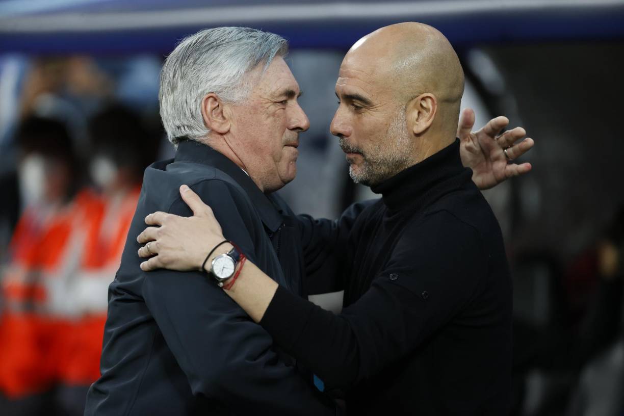Antes del pitazo inicial, Pep Guardiola y Ancelotti se dieron un efusivo abrazo.