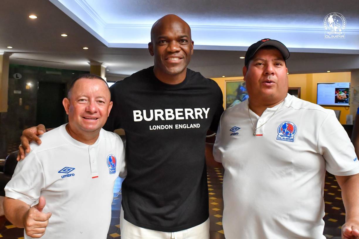 El ‘Rey‘ David Suazo se tomó fotos con parte del staff del Olimpia.