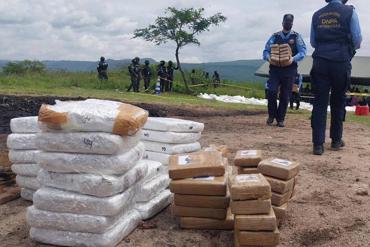 La lancha, provista de dos motores, transportaba 20 fardos de cocaína, valorados en más de 150 millones de lempiras (más de seis millones de dólares), según un informe de las Fuerzas Armadas de Honduras.