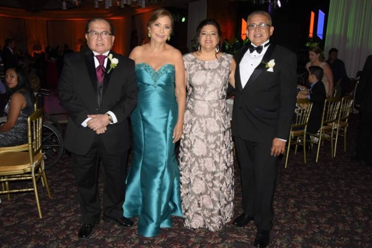 Mario y Aracely Castillo con Mercedes y Carlos Casco.