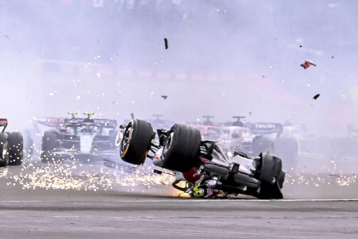 La Federación Internacional del Automóvil (FIA) confirmó que Albon y Zhou “luego del incidente al comienzo de la carrera, los equipos de emergencia acudieron de inmediato y los conductores del auto 23 (Albon) y el auto 24 (Zhou) fueron trasladados al centro médico. Ambos conductores estaban conscientes y serán evaluados en el centro médico”. El compañero de equipo del chino, Valtteri Bottas, ratificó por radio su buen estado.