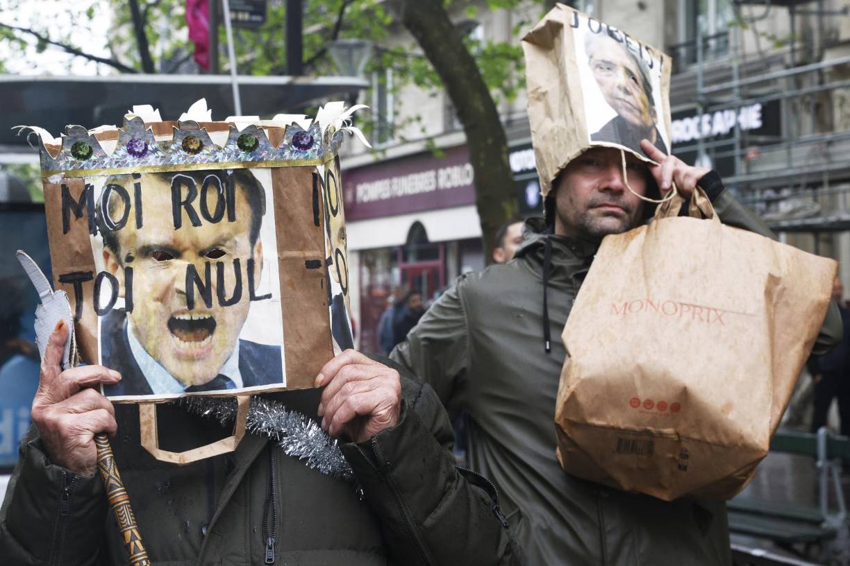 En Nantes, grupos violentos apilaron e incendiaron papeleras delante de la prefectura (delegación del Gobierno), que fue el escenario de enfrentamientos con la policía. Según el canal de televisíon France 3, como consecuencia de esos choques un manifestante perdió una mano.
