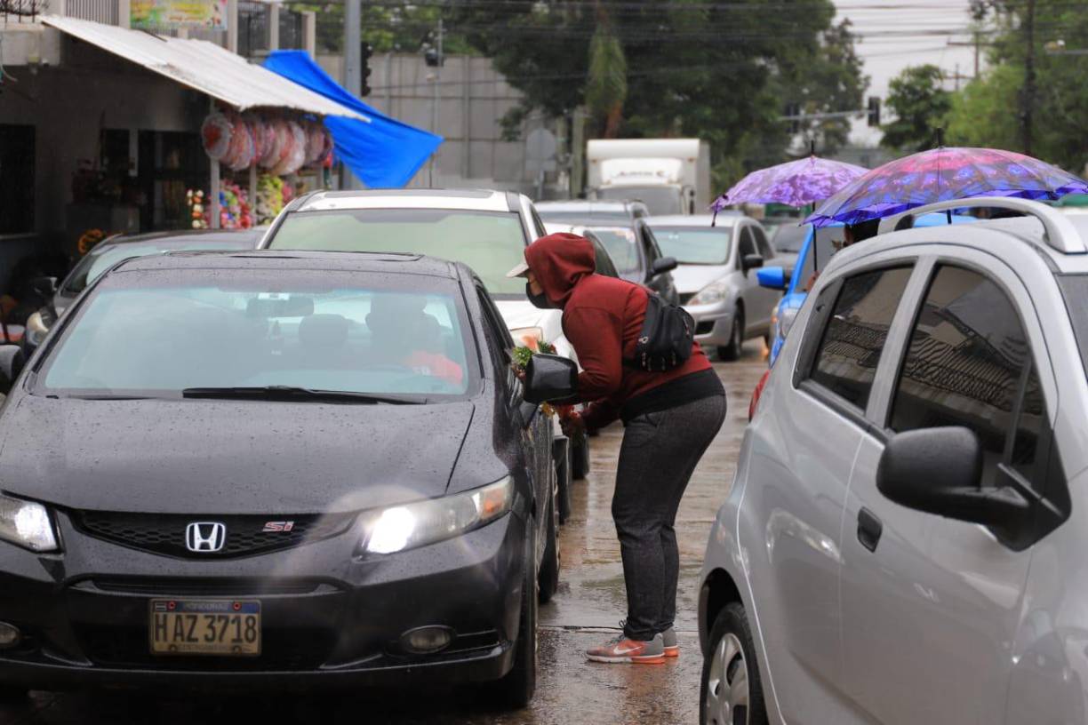 El Día de San Valentín es una fecha de gran movimiento para estos emprendedores. Muchos sampedranos llegaron en sus vehículos para comprar un detalle a la persona amada. 