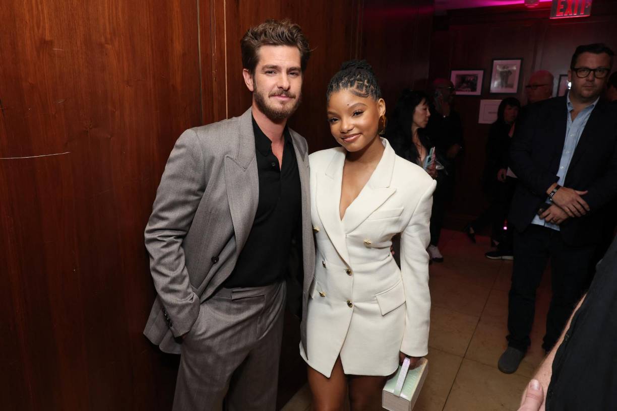 Andrew Garfield y Halle Bailey 