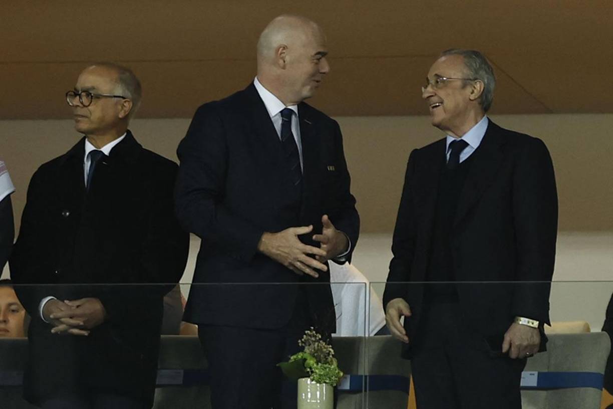 El presidente del Real Madrid, Florentino Pérez, estuvo presente en el palco del estadio charlando con Gianni Infantino, mandamás de la FIFA.