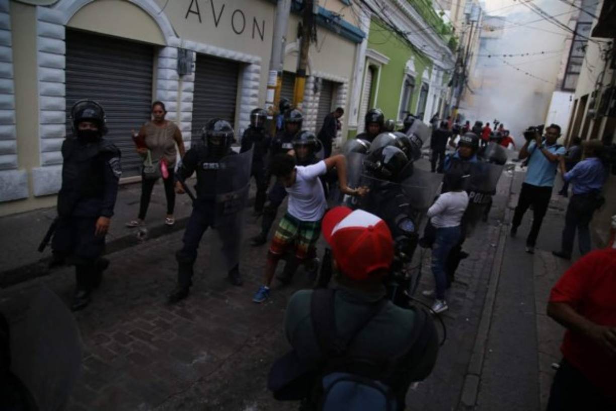 El presidente del poder Legislativo propuso la derogación de algunos puntos de la ley y la suspensión y archivo de los decretos correspondientes, lo que fue aprobado por unanimidad por 119 de los 128 diputados que integran el Parlamento.