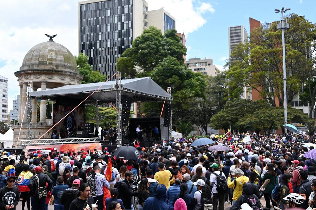 Las miles de personas que desde temprano llegaron pronto a ocupar la Plaza de Bolívar en representación de los “nadies”, que Petro y Márquez han prometido poner en el centro de la política, han aguantado horas bajo un sol atípico en Bogotá, que sin embargo no les ha hecho desfallecer en su empeño por demostrar al presidente y vicepresidenta que no están solos: tienen a las comunidades detrás, acompañándolos.