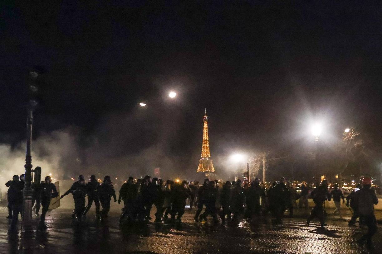 La policía francesa cargó contra un grupo de manifestantes frente a la torre Eiffel.