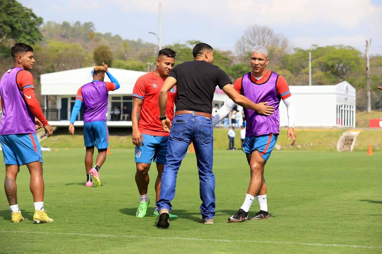 Noel Valladares le deseó suerte al plantel de jugadores de cara al partido ante el Marathón.