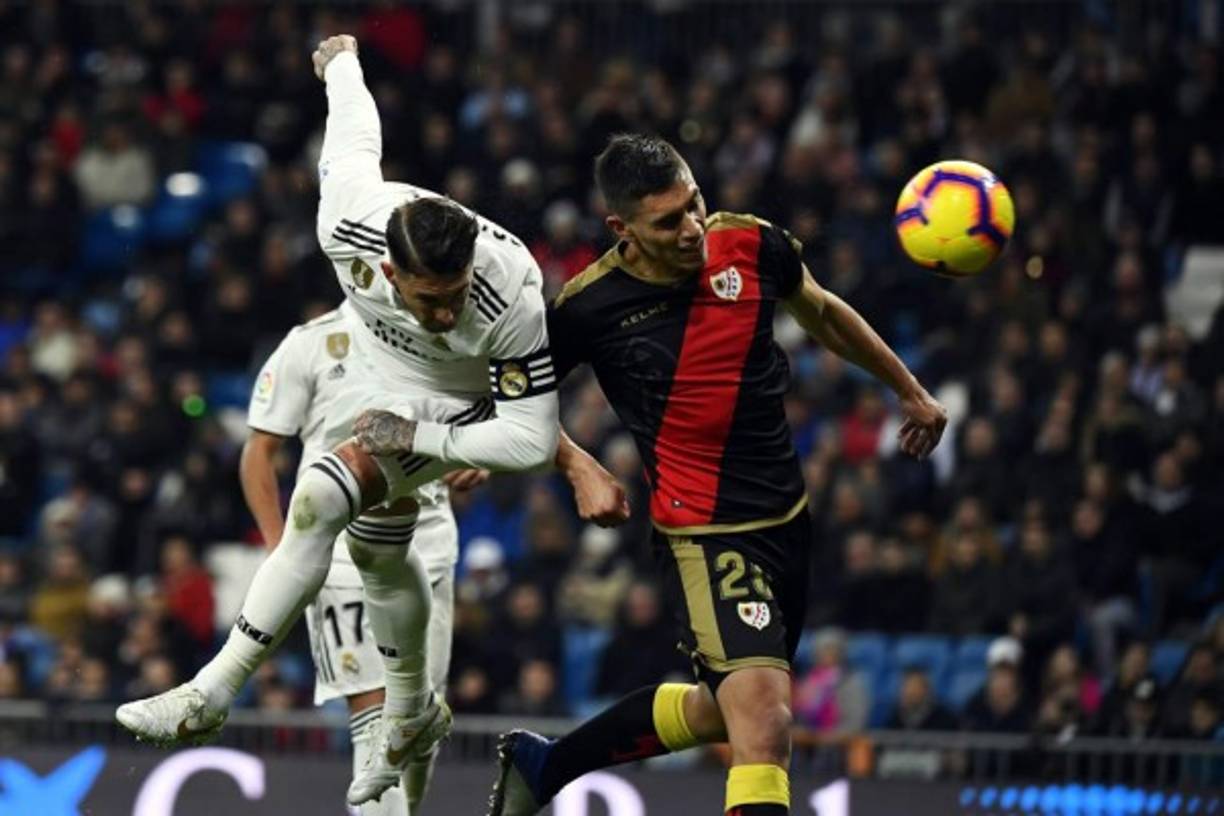 Sergio Ramos marcó con este remate de cabeza, pero su gol fue anulado por fuera de juego.