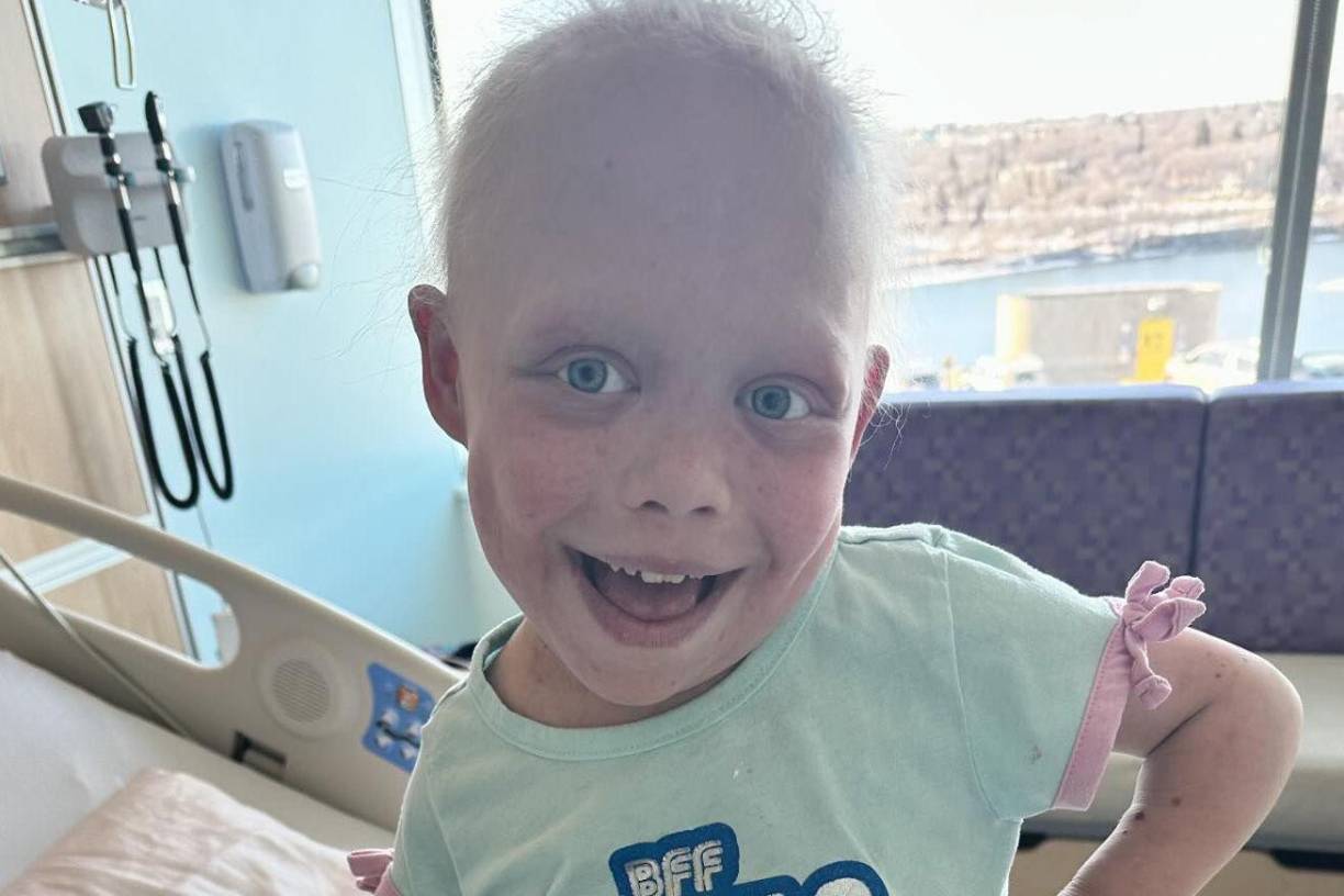 “La única opción que les queda para ayudar a que sus pulmones vuelvan a funcionar son los esteroides en dosis altas. Estamos en el segundo día de eso y el tercer día nos dará más información sobre cuán pronto podríamos ver que su función pulmonar mejora”, aseguraba. Finalmente, la pequeña Bella no pudo salir adelante y así lo hizo saber su familia.