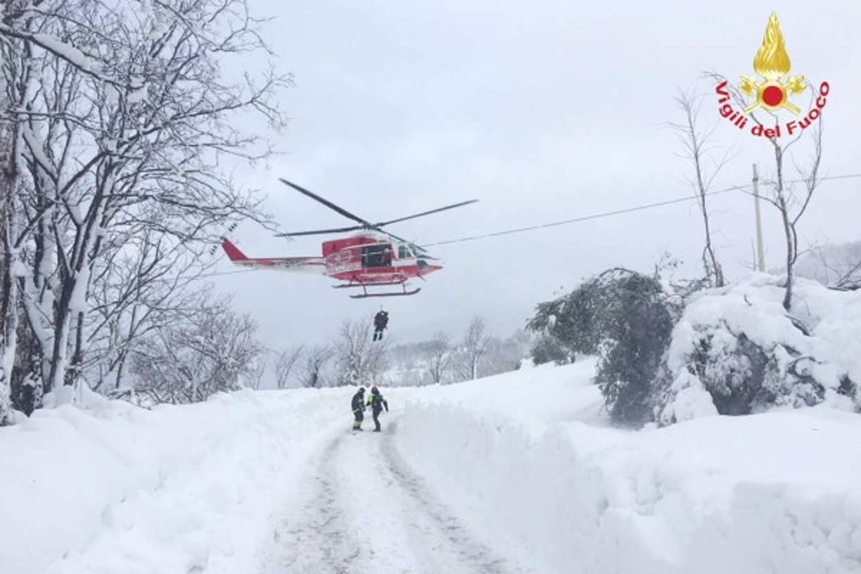 Un helicóptero y un vehículo equipado para la nieve también lograron llegar al lugar, según los servicios de protección civil.<br/>
