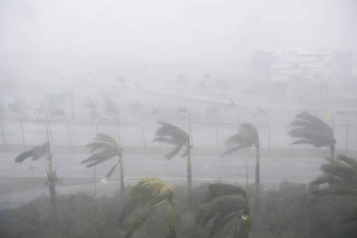 El ojo del huracán, degradado a categoría dos, subía hacia el norte de la costa este de Florida rumbo a Naples con vientos de 195 Km/hora, después de haber dejado tres muertos en los cayos del sur del estado cuando entró con intensidad de 4 sobre 5.