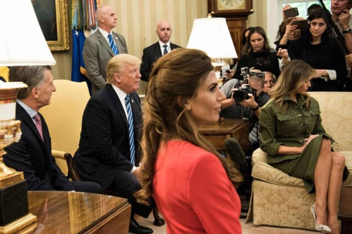 Awada complementó su look con poco maquillaje, luciendo más natural y el cabello semi recogido.