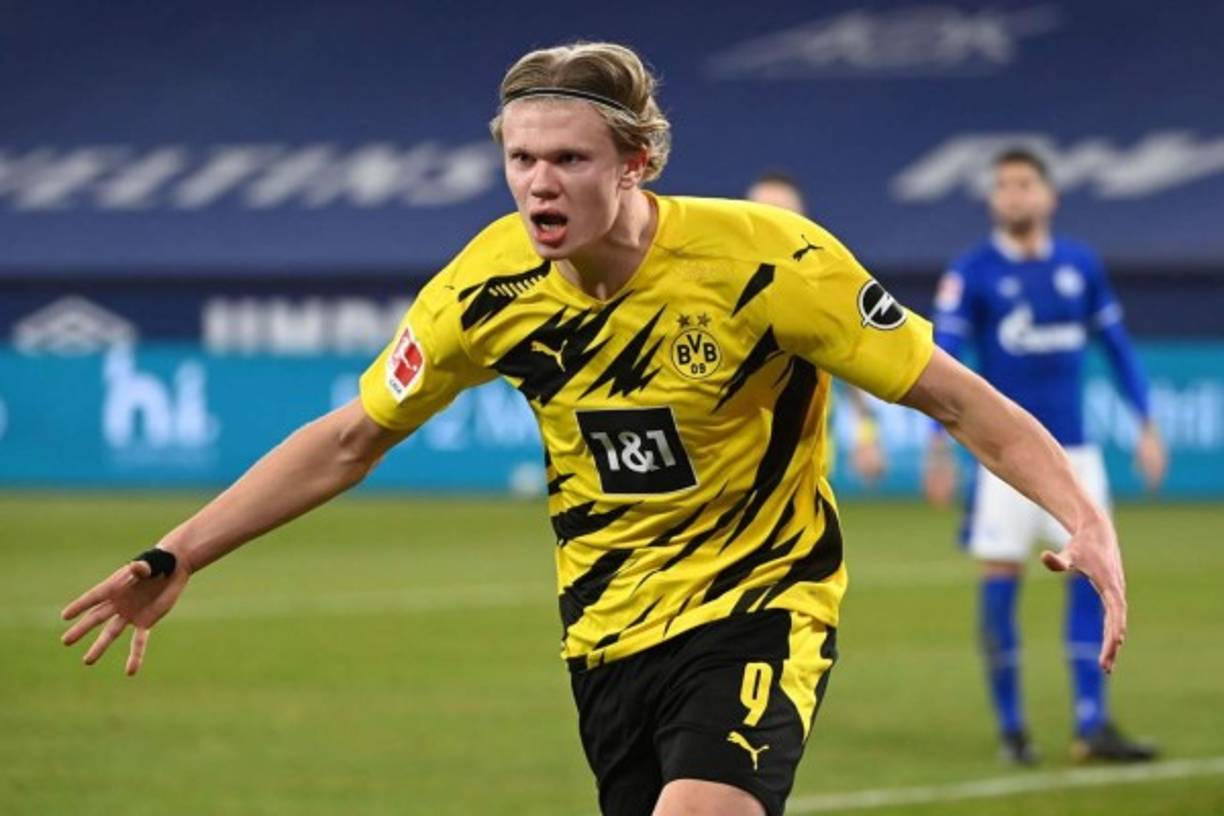 En el Borussia Dortmund no piensa vender a Erling Haaland. “No hay nada nuevo en este asunto. Está en nuestros planes. Erling regresará esta semana y tendrá mucha hambre. Quiere jugar al fútbol, se siente cómodo con nosotros y estará ansioso por marcar muchos goles”, aseguró Sebastian Kehl, ex jugador del conjunto amarillo y futuro director deportivo del mismo club, en declaraciones a 'Sky Sports'.<br/><br/>Mientras que en otra información, se dice que el Manchester City se ha metido en la puja por el delantero noruego. Su oferta, de 130 millones de euros, es la más alta de los tres clubes (Real Madrid y Chelsea) y se colocan en primera posición para fichar al jugador siempre y cuando el Borussia quiera.<br/><br/>Foto - AFP