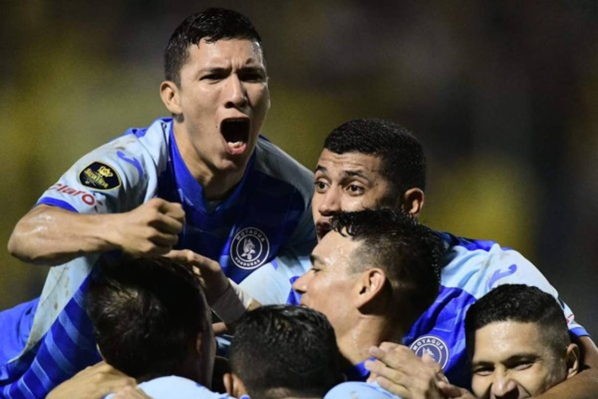 La celebración de los jugadores del Motagua en conjunto tras el gol de Klusener.